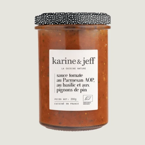 Tomatensaus met parmezaan, basilicum en pijnboompitten