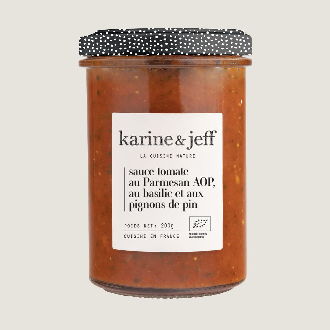 Tomatensaus met parmezaan, basilicum en pijnboompitten