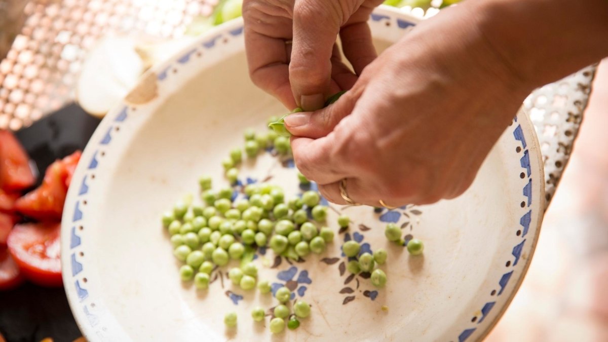Receptidee: erwtjes op tajinewijze met wortelen, abrikoos en bieslook, met feta in olijfolie